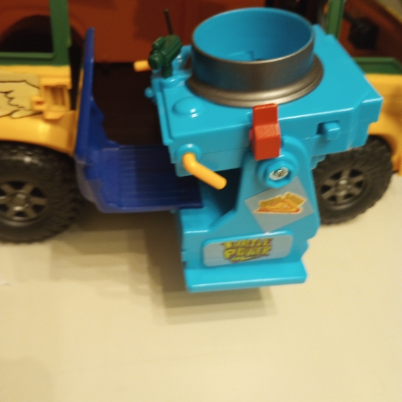Teenage Mutant Ninja Turtles Mutant Mayhem Pizza Fire Delivery Van - Picture 9 of 10